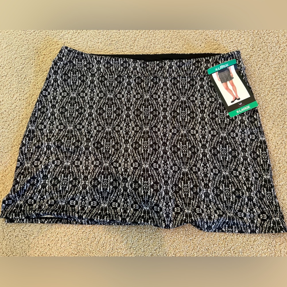 Chic Black and White Patterned Skirt